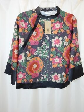 NWT Sz Small Soolinen Floral Satiny Type Material Blouse